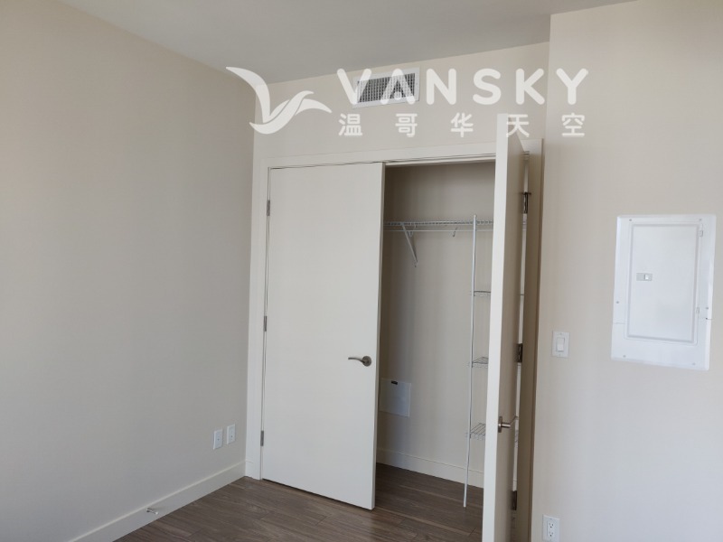 250415133531_room closet.jpg